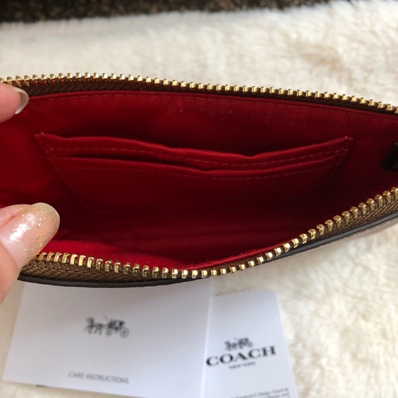 ❌Sold❌🔥Corner Zip Wristlet With Hearts Print - Picture 8 of 8